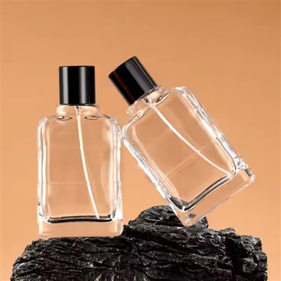 Puste butelki z perfumami